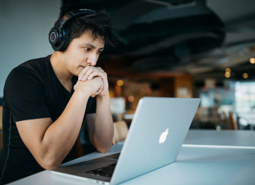 A student from the Certificate IV in Marketing and Communications at the Australian Pacific College